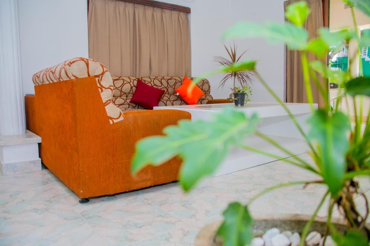 Niwahana Transit City Hotel Katunayaka Zewnętrze zdjęcie