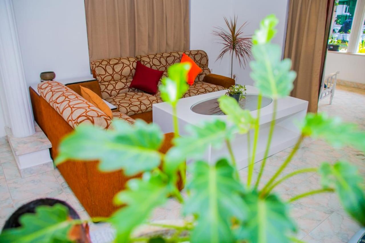Niwahana Transit City Hotel Katunayaka Zewnętrze zdjęcie
